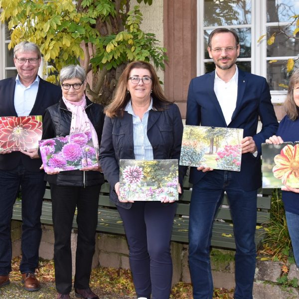 IPN 0980 Foto Übergabe Dahlienkalender